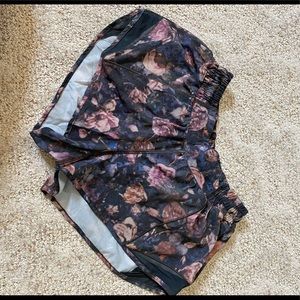 Lululemon Hottie Hot Shorts 2.5”